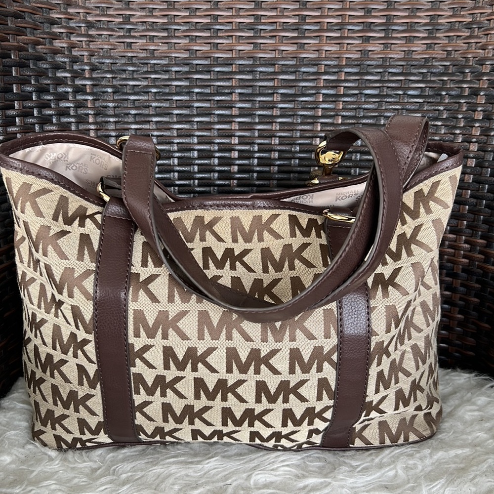 Micheal Kors Signature Shoulder Shoulder Bag